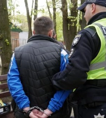 У Хмельницькому поліція затримала чоловіка, який здійснив постріли у дворі житлового будинку