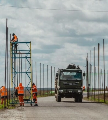 На Харківщині дороги закривають антидроновими сітками: вже створили 30 км захищених коридорів