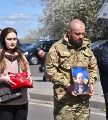 Остання дорога була встелена квітами: на Волині поховали воїна Миколу Гаця