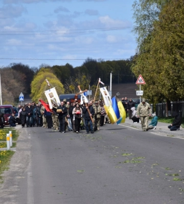 Остання дорога була встелена квітами: на Волині поховали воїна Миколу Гаця