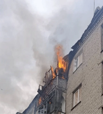 У Херсоні внаслідок атаки дрона загорівся будинок, пожежники врятували людей. ФОТО