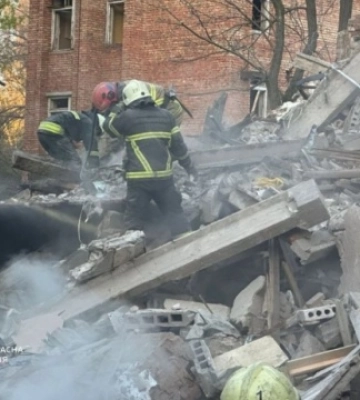 У Дніпрі з-під руїн будинку дістали тіла двох загиблих, кількість поранених зросла до 21