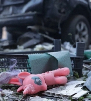 Масована атака по Дніпру: з-під руїн будинку дістали перші два тіла