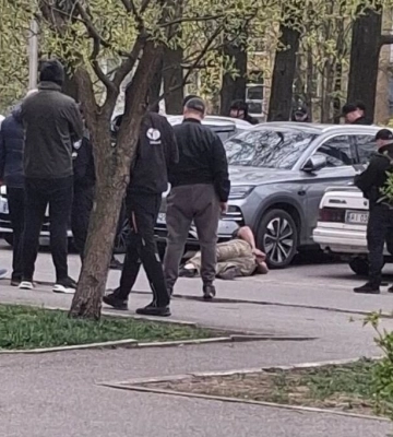 В Буче неизвестный устроил стрельбу посреди улицы, его задержали