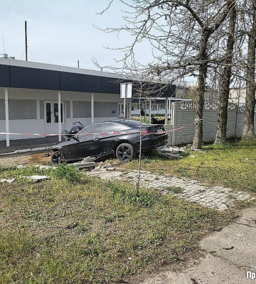 У Миколаєві BMW протаранив паркан лікарні, поліція встановлює місцезнаходження водія