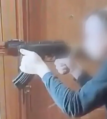 Называл людей «свиньями», которых «будет мочить». Прокуратура обнародовала видео и аудио с телефона стрелка, устроившего теракт в Киеве