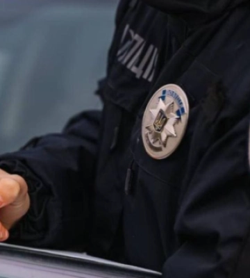 У Краматорську ворог атакував дроном автівку поліцейських під час патрулювання міста (відео)