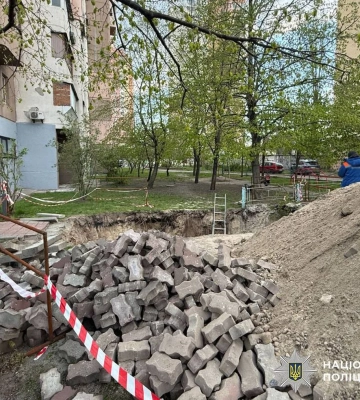 Дівчина впала в неогороджену яму з водою під час робіт комунальників у Києві і травмувалася - відкрито провадження