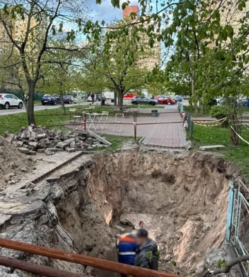 У Києві 18-річна дівчина впала в неогороджену яму з водою: відкрито провадження