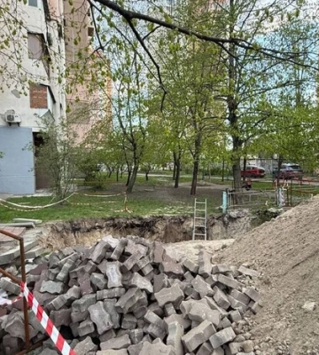 У Києві дівчина впала в неогороджену яму з водою, яку залишили комунальники