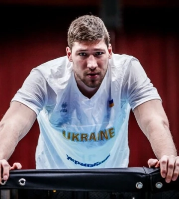 Грав у Росії та НБА. Що відомо про нового героя «Холостяка» Кравцова