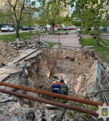 У Києві дівчина впала в неогороджену яму з водою, яку залишили комунальники