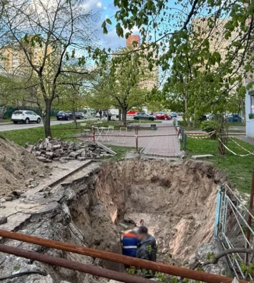 У Києві дівчина впала в неогороджену яму з водою, яку залишили комунальники