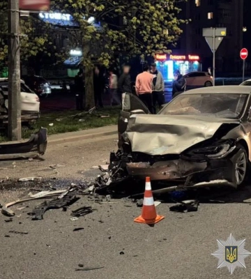 Троє дітей потрапили до лікарні через зіткнення Volkswagen та Tesla у Львові
