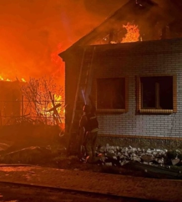 Рятувальники показали, як під загрозою повторних ударів РФ ліквідували пожежу в Шостці