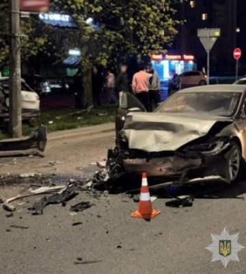 Троє дітей потрапили до лікарні через зіткнення Volkswagen та Tesla у Львові