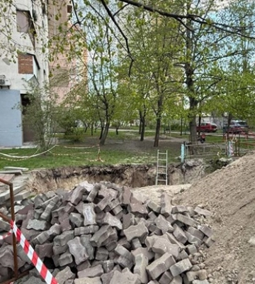 В Киеве девушка упала в неогороженную яму с водой