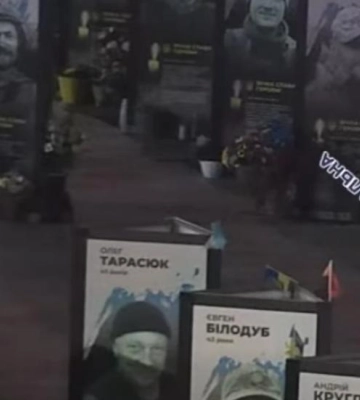 У Рівному чоловік слухав музику й танцював біля портретів загиблих Героїв