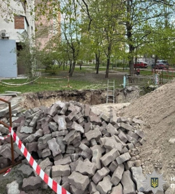 У Києві дівчина провалилася в яму з водою – працівники Київтеплоенерго під слідством