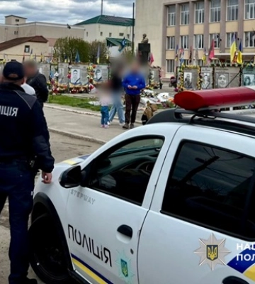 В Одесской области автомобиль повредил Аллею героев