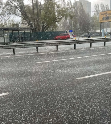 В Киеве град