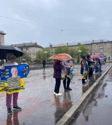 Попри дощ, у Черкасах зібралися люди, аби нагадати про зниклих безвісти і полонених військових (ФОТО)