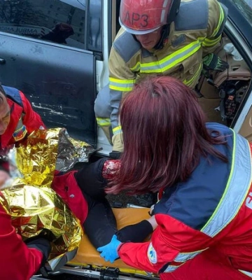 У Києві рятувальники розрізали вщент розбитий Porsche, щоб визволити пасажирку