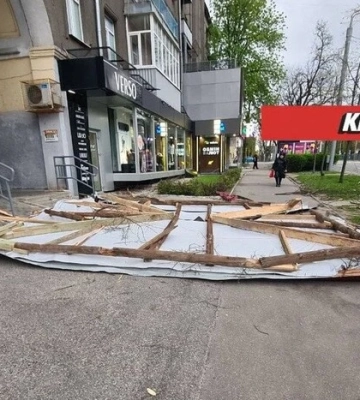 Буревій у Харкові зірвав дах із багатоповерхівки, водій дивом врятувався