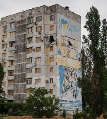 Окупанти атакували з дрона матір із трьома дітьми в Херсоні: їх госпіталізували
