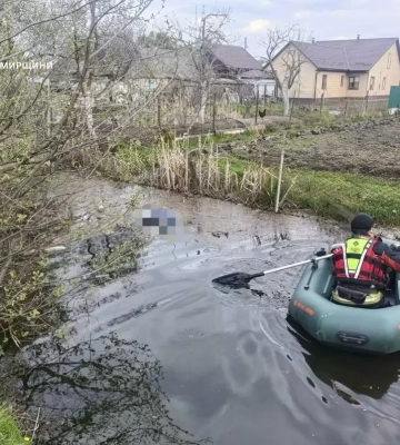 На Житомирщині рятувальники ДСНС дістали з водойми тіло людини