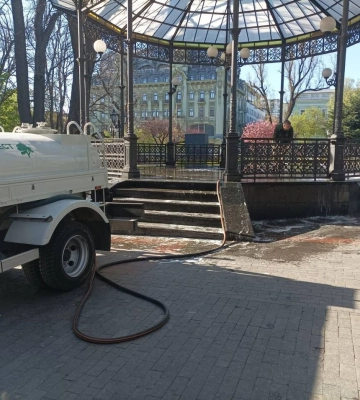 У центрі Одеси влаштували велике миття паркових споруд