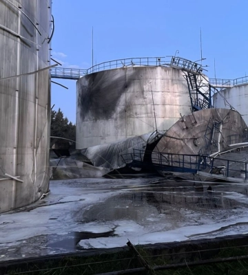 В Чорноморске после обстрела произошёл разлив около 6 тысяч тонн масла