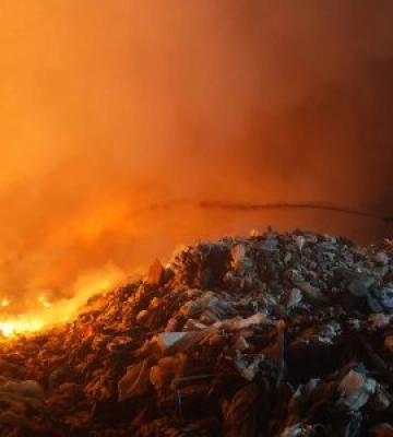 Дим над Ужгородщиною: масштабну пожежу на сміттєзвалищі гасять десятки рятувальників