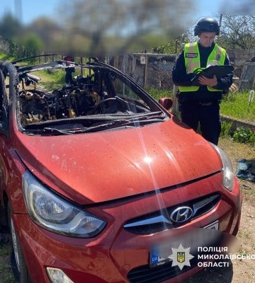 Ворожий дрон поцілив у авто - постраждав чоловік: на Миколаївщині поліцейські фіксують наслідки удару та збирають докази воєнного&amp;hellip;