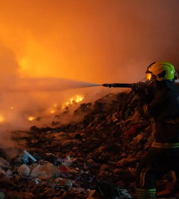 Рятувальники ліквідовують пожежу на сміттєзвалищі поблизу Ужгорода