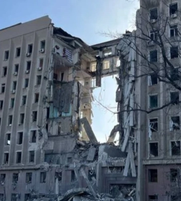 В Николаеве мужчина выпрыгнул с крыши разрушенного здания ОВА