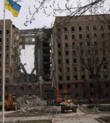 В Николаеве парень прыгнул с крыши разрушенного здания облсовета, полиция устанавливает личность погибшего