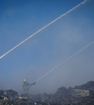 На Закарпатті рятувальники ліквідовують пожежу на сміттєзвалищі біля Ужгорода