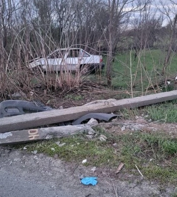 На Вишгородщині автівка знесла бетонну електроопору, пасажирка авто у лікарні