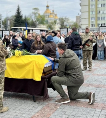 На вічний спочинок у Рівному провели Захисника Андрія Головченка