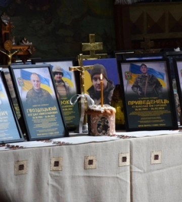 У Луцьку п'ятьом родинам загиблих прикордонників вручили їхні посмертні нагороди 