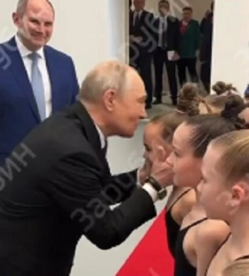 Знову цілує чужих дітей. Путін відзначився жестом, який регулярно свідчить, що у нього проблеми (відео)