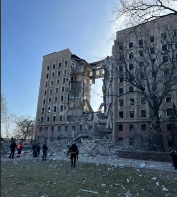 У Миколаєві хлопець стрибнув із даху зруйнованої будівлі облради, поліція встановлює особу загиблого