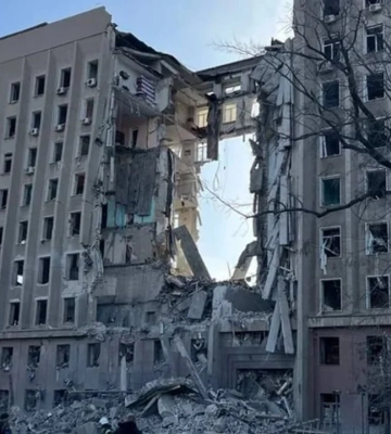 У Миколаєві хлопець стрибнув із даху зруйнованої будівлі облради, поліція встановлює особу загиблого