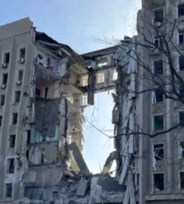 У Миколаєві хлопець стрибнув із даху зруйнованої будівлі облради, поліція встановлює особу загиблого