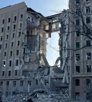 Молодик вистрибнув з даху зруйнованої будівлі Миколаївської ОДА: поліція розслідує самогубство