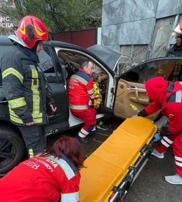 У Києві рятувальники розрізали розбитий Porsche, щоб визволити пасажирку (ФОТО)