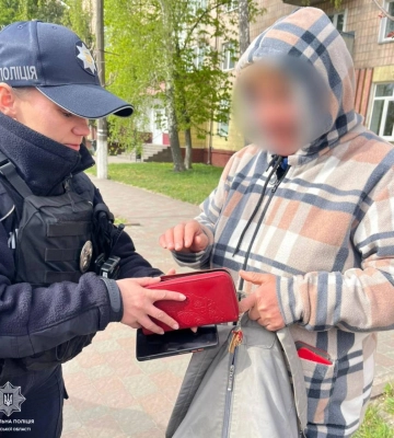 У Сарнах патрульні повернули жінці загублений гаманець з документами