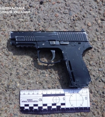 У Києві затримали чоловіка, який направляв пістолет на перехожих
