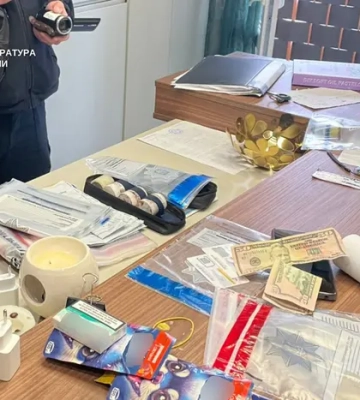 Сувенірні купюри замість грошей. Викрито масштабну аферу з банкоматами на 2 млн грн